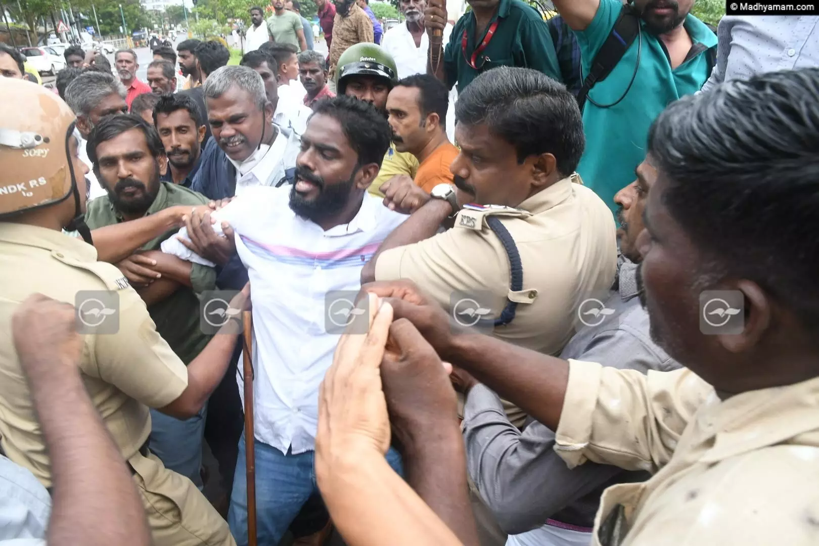 ആവിക്കൽതോട്: പൊലീസും സമരക്കാരും ഏറ്റുമുട്ടി VIDEO