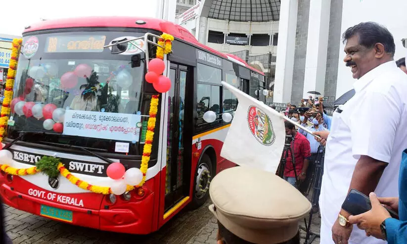 ഇ-ബസുകളുടെ കന്നി​യാത്ര തടഞ്ഞ്​ സി.ഐ.ടി.യു; സർവിസുകൾ തുടങ്ങിയത്​ നേതാക്കളെ അറസ്​റ്റ്​ ചെയ്ത ശേഷം