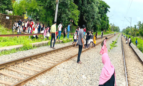 കാ​വ​ലാ​യി അ​ധ്യാ​പ​ക​രും ര​ക്ഷി​താ​ക്ക​ളും; ഇ​​ര​​ട്ട റെ​​യി​​ൽ​​പാ​​ളം മു​​റി​​ച്ചു​​ക​​ട​​ക്കു​​ന്ന​​ത് ആ​​യി​​ര​​ത്തോ​​ളം വി​​ദ്യാ​​ർ​​ഥി​​ക​​ൾ