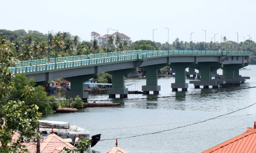 പാ​തി​യി​ൽ പ​ണി​യാ​കു​ന്ന പാ​ല​ങ്ങ​ൾ