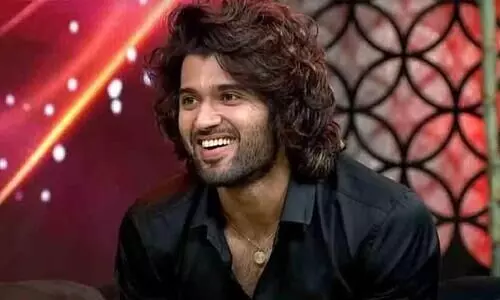 Vijay Deverakondas Fan Faints at Liger Event; Actor Forced to Leave Situation Vijay Deverakondas Fan Faints at Liger Event; Actor Forced to Leave Situation