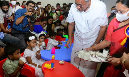 കൂടുതല്‍ ദിവസങ്ങളില്‍ അങ്കണവാടി കുട്ടികള്‍ക്ക് പാലും മുട്ടയും നല്‍കാന്‍ ശ്രമിക്കണം- മുഖ്യമന്ത്രി