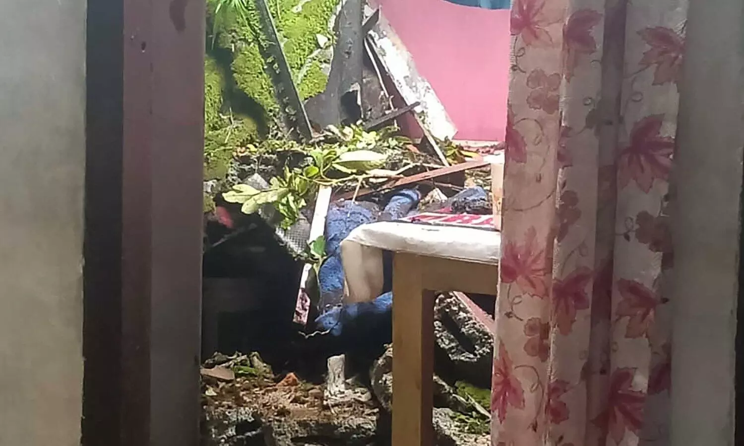 മണ്ണിടിഞ്ഞ്​ വീട്ടമ്മക്ക് പരിക്ക്