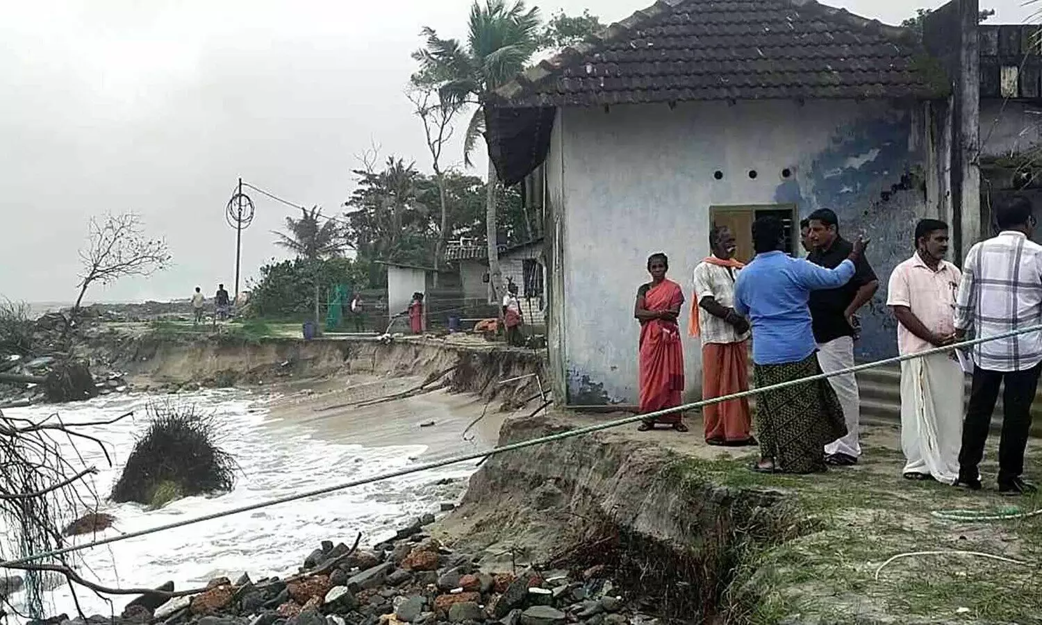 കലിതുള്ളിയ കടല്‍ തീരം കവരുന്നു