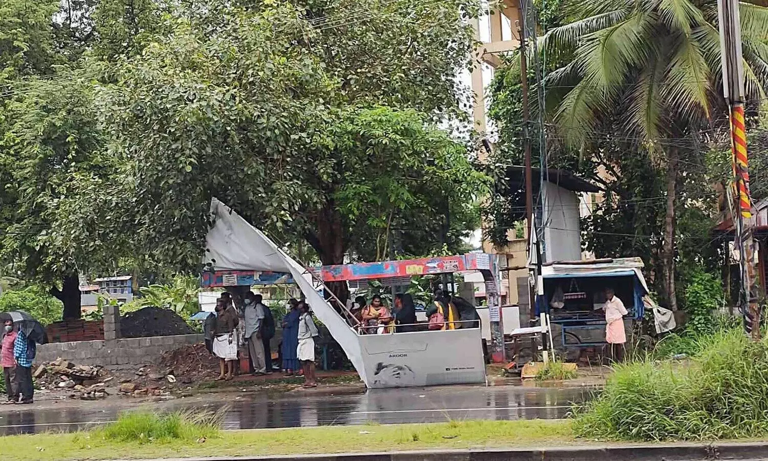 അരൂരിലെ കാത്തിരിപ്പ്​ കേന്ദ്രത്തി‍െൻറ മേൽക്കൂര തകർന്നുവീണു