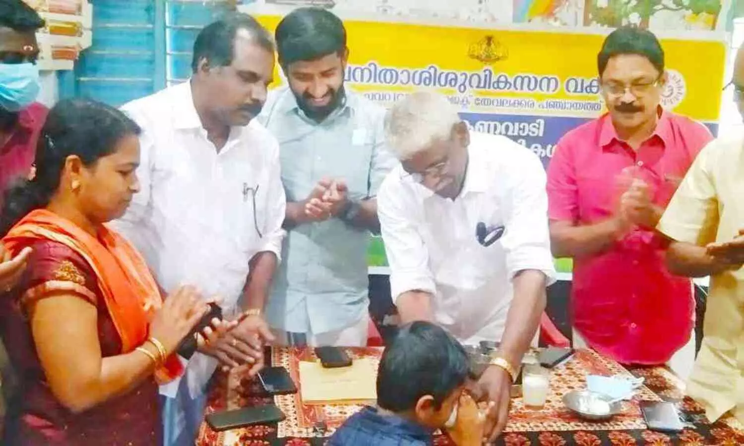 പാലും മുട്ടയും വിതരണം