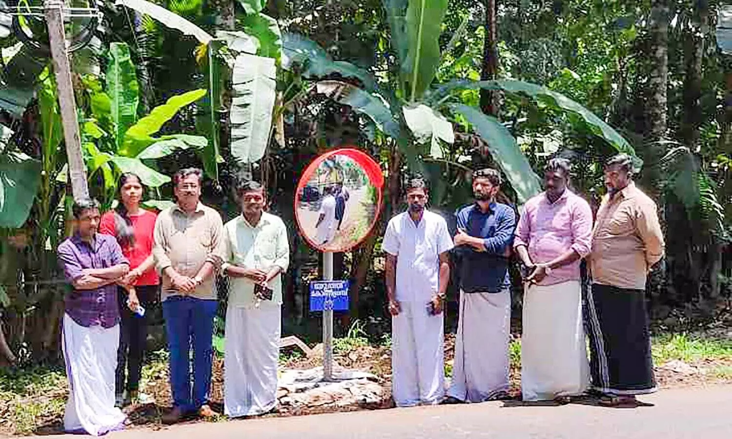 ഗതാഗത സുരക്ഷക്കായി വഴിയോര കണ്ണാടിസ്ഥാപിച്ചു