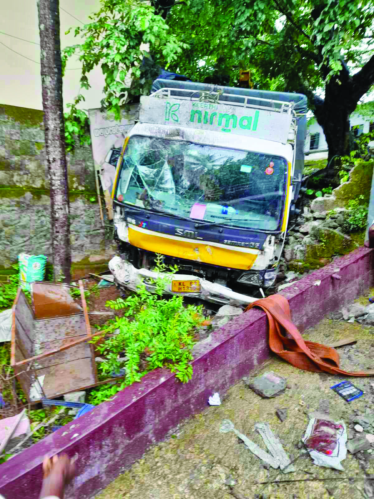 ലോറി വാഹനങ്ങളിലിടിച്ച്‌ വിദ്യാര്‍ഥികളടക്കം ഏഴ് പേര്‍ക്ക് പരിക്ക്​