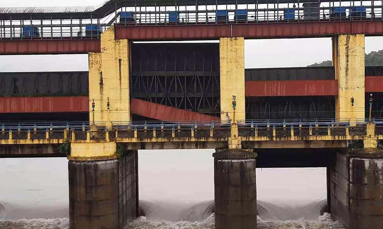 ഭൂതത്താൻകെട്ട് അണക്കെട്ടിൽ ഷട്ടറിന്റെ കൗണ്ടർ വെയ്റ്റ് താഴെ വീണു