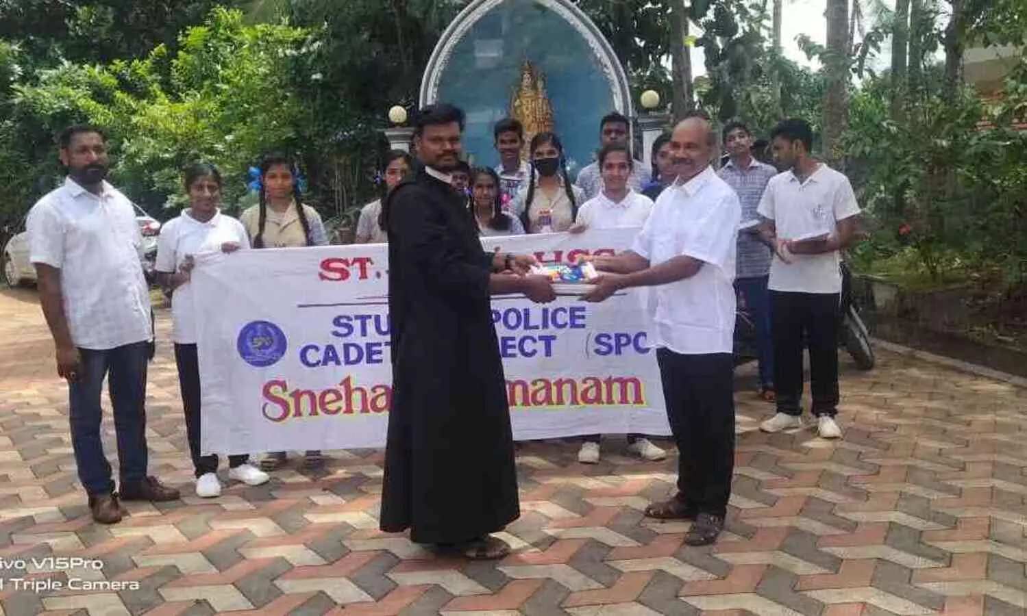 പഠനോപകരണങ്ങള്‍ നല്‍കി