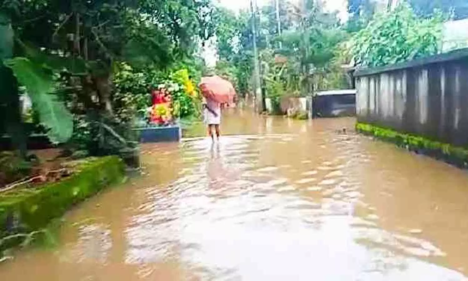 പുഴ കര കയറുന്നു