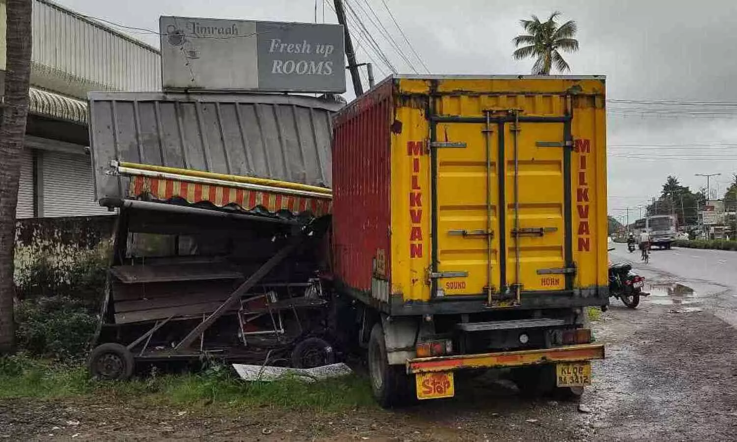 വാൻ കടയിലേക്ക് ഇടിച്ചുകയറി