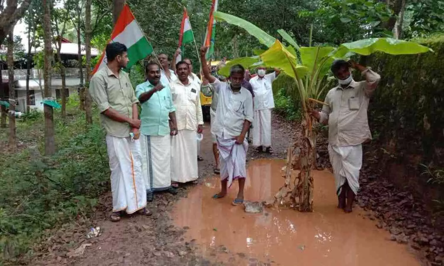 തകർന്ന റോഡിൽ വാഴ നട്ട് പ്രതിഷേധം