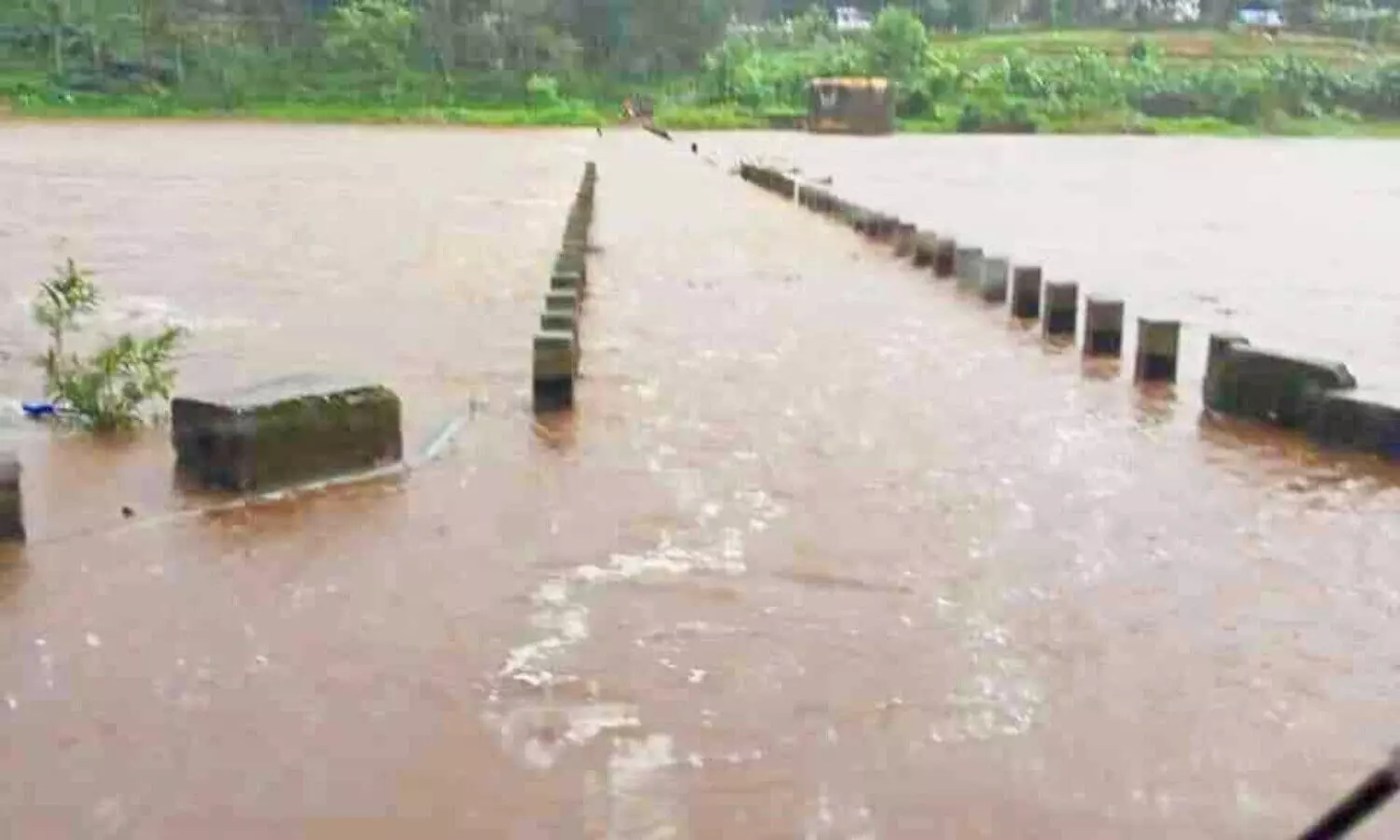 ഒറ്റപ്പെട്ട് കുറുമ്പന്മൂഴിയും അറയാഞ്ഞിലിമണ്ണും