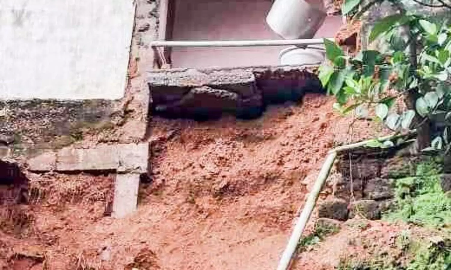 കാക്കനാട് വീടിന്റെ ചുമരിടിഞ്ഞു