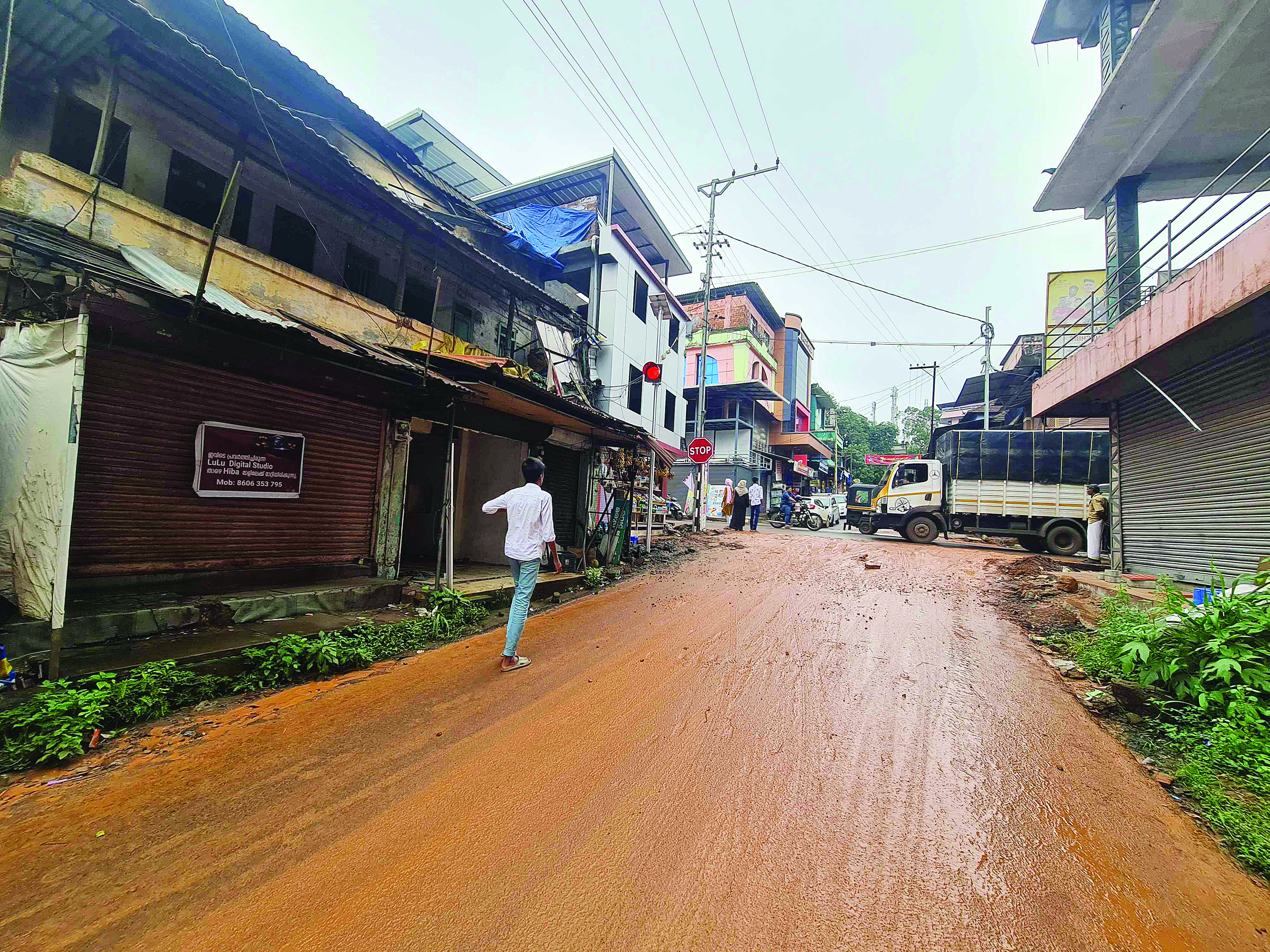 കുടിവെള്ള പൈപ്പ് ലൈന് കുഴിയെടുത്തു: അരീക്കോട് ന്യൂബസാർ ചളിയിൽ മുങ്ങി