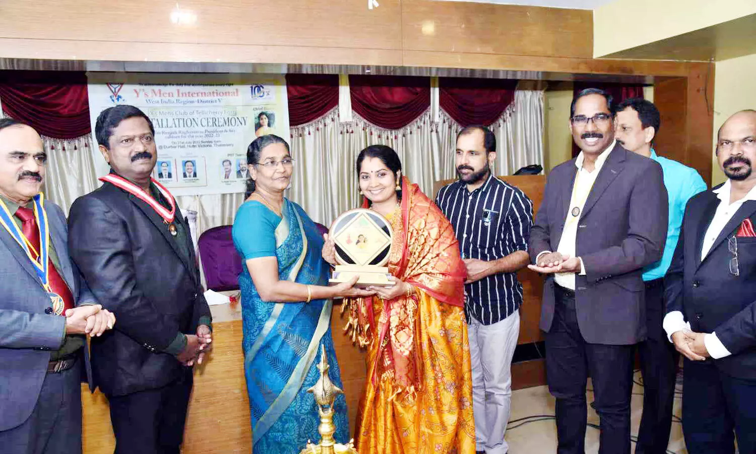 ആദരിച്ചു