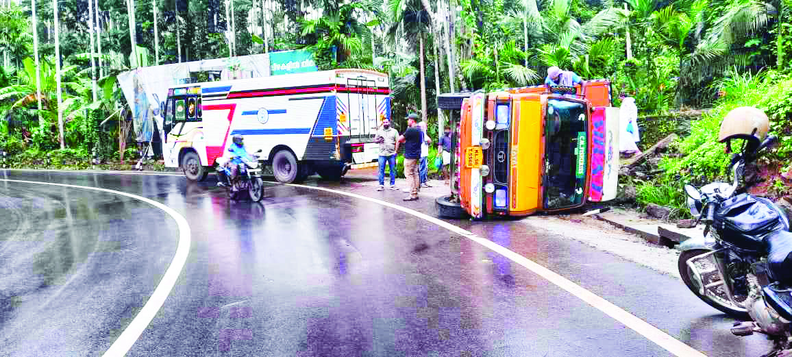 അപകടക്കെണിയായി സൗത്ത് പുത്തലം കിളി കല്ലിങ്ങൽ വളവ്: ഒരാഴ്ചക്കിടെ ഇത് മൂന്നാമത്തെ അപകടം