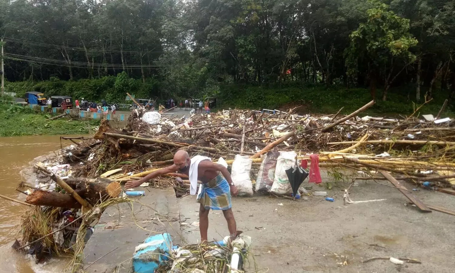 പഴയിടം കോസ്​വേയിൽ അടിഞ്ഞ മാലിന്യം നീക്കി