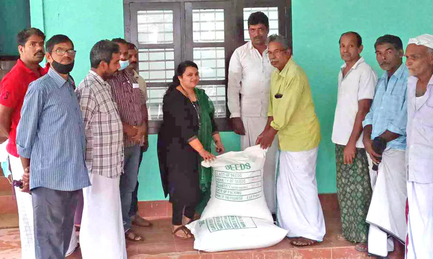 മാവൂർ പാടത്തെ കർഷകർക്ക് നെൽവിത്ത് ലഭ്യമാക്കി