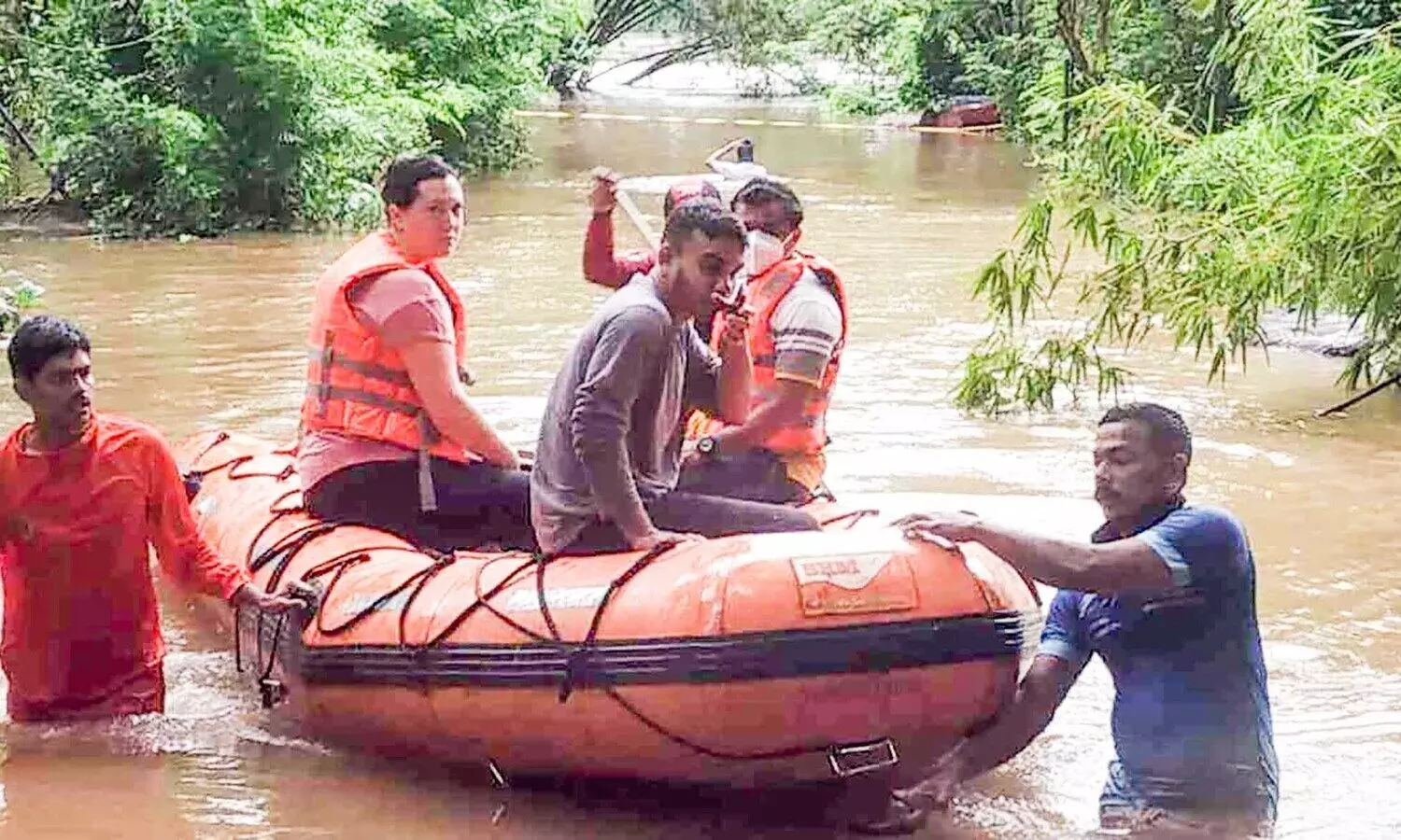 റിസോര്‍ട്ടില്‍ കുടുങ്ങിയവരെ രക്ഷപ്പെടുത്തി