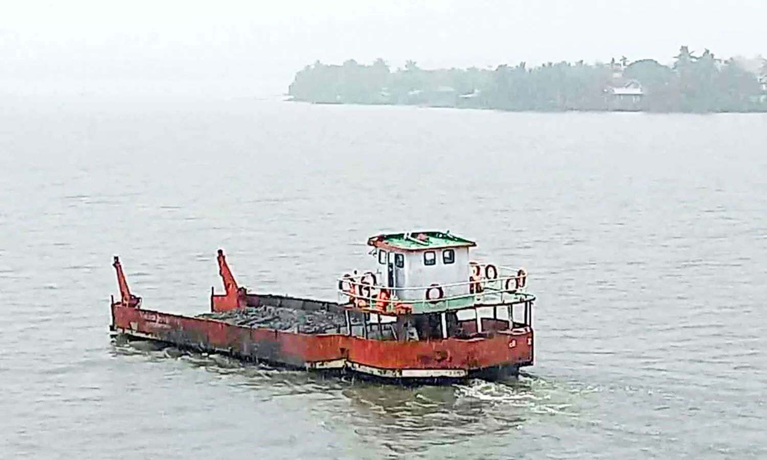 കായലിലെ ചളിയുമായി ഇടക്കൊച്ചിയിൽ വീണ്ടും ബാർജെത്തി