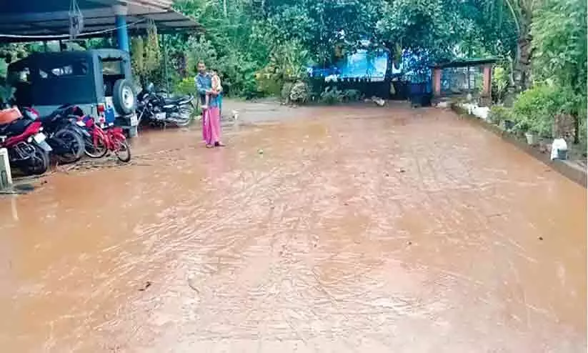റോഡിന് ഓവുചാലില്ല; മഴവെള്ളം വീടുകളിലേക്ക് ഇരച്ചുകയറുന്നു