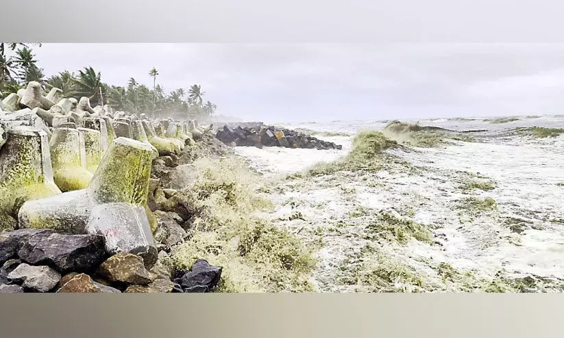 കാറ്റ്, കോള്, കടൽ; ഭീതിയിൽ തീരദേശം കാറ്റ്, കോള്, കടൽ; ഭീതിയിൽ തീരദേശം