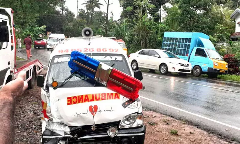 ആംബുലന്സില് പിക്അപ് വാനിടിച്ചു ആംബുലന്സില് പിക്അപ് വാനിടിച്ചു