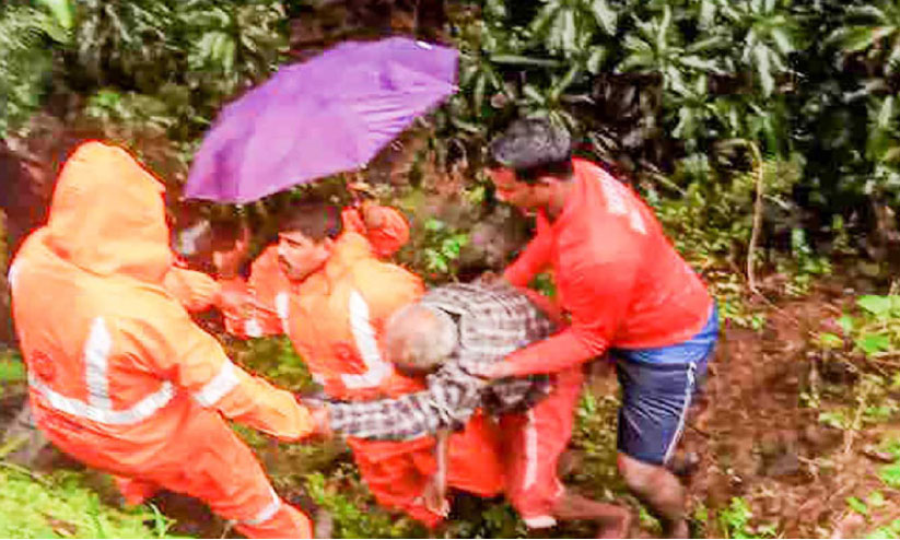 വീട്ടിൽ കുടുങ്ങിയ വയോധികനെ രക്ഷപ്പെടുത്തി വീട്ടിൽ കുടുങ്ങിയ വയോധികനെ രക്ഷപ്പെടുത്തി