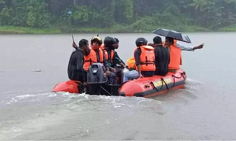 വള്ളം മറിഞ്ഞു; വള്ളക്കാരൻ നീന്തി രക്ഷപ്പെട്ടു വള്ളം മറിഞ്ഞു; വള്ളക്കാരൻ നീന്തി രക്ഷപ്പെട്ടു