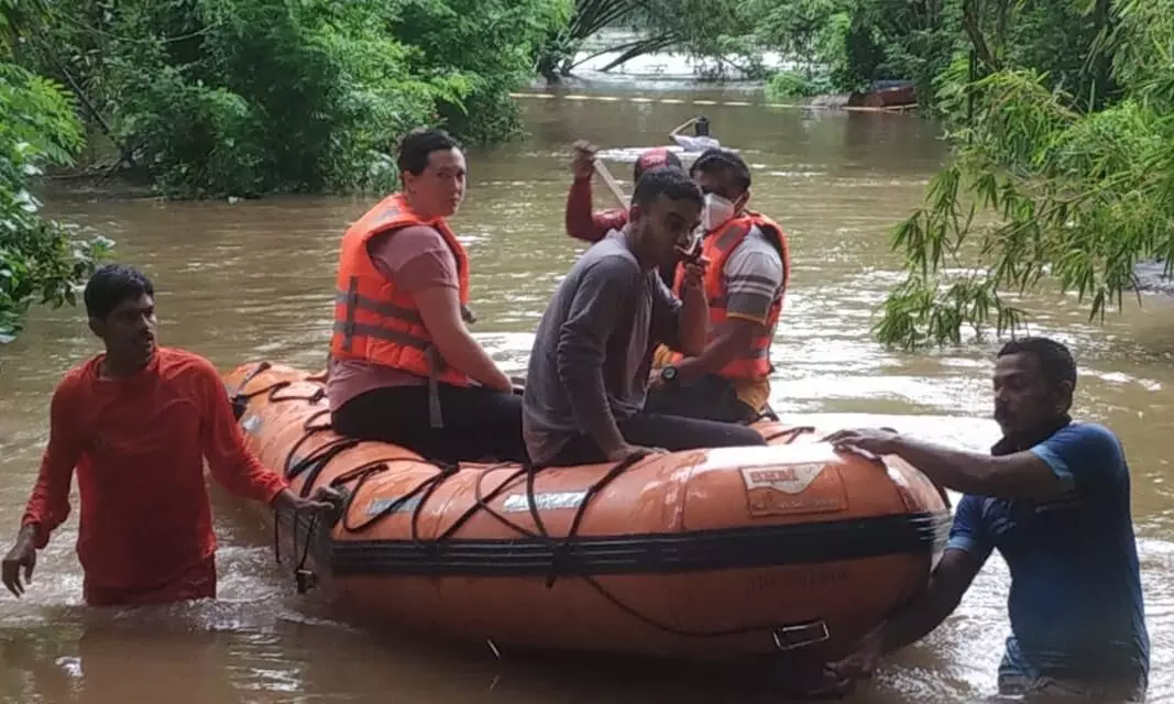 റിസോർട്ടിൽ വെള്ളംകയറി വിദേശികൾ ഉൾപ്പെടെ കുടുങ്ങി; ഫയർഫോഴ്സ് രക്ഷപ്പെടുത്തി റിസോർട്ടിൽ വെള്ളംകയറി വിദേശികൾ ഉൾപ്പെടെ കുടുങ്ങി; ഫയർഫോഴ്സ് രക്ഷപ്പെടുത്തി