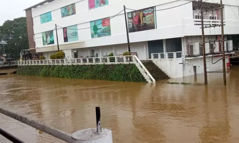 കോട്ടയത്ത് ഉരുൾപൊട്ടൽ ; മീനച്ചിൽ, മണിമലയാർ എന്നിവിടങ്ങളിലെ ജലനിരപ്പ് ഉയരുന്നു കോട്ടയത്ത് ഉരുൾപൊട്ടൽ ; മീനച്ചിൽ, മണിമലയാർ എന്നിവിടങ്ങളിലെ ജലനിരപ്പ് ഉയരുന്നു