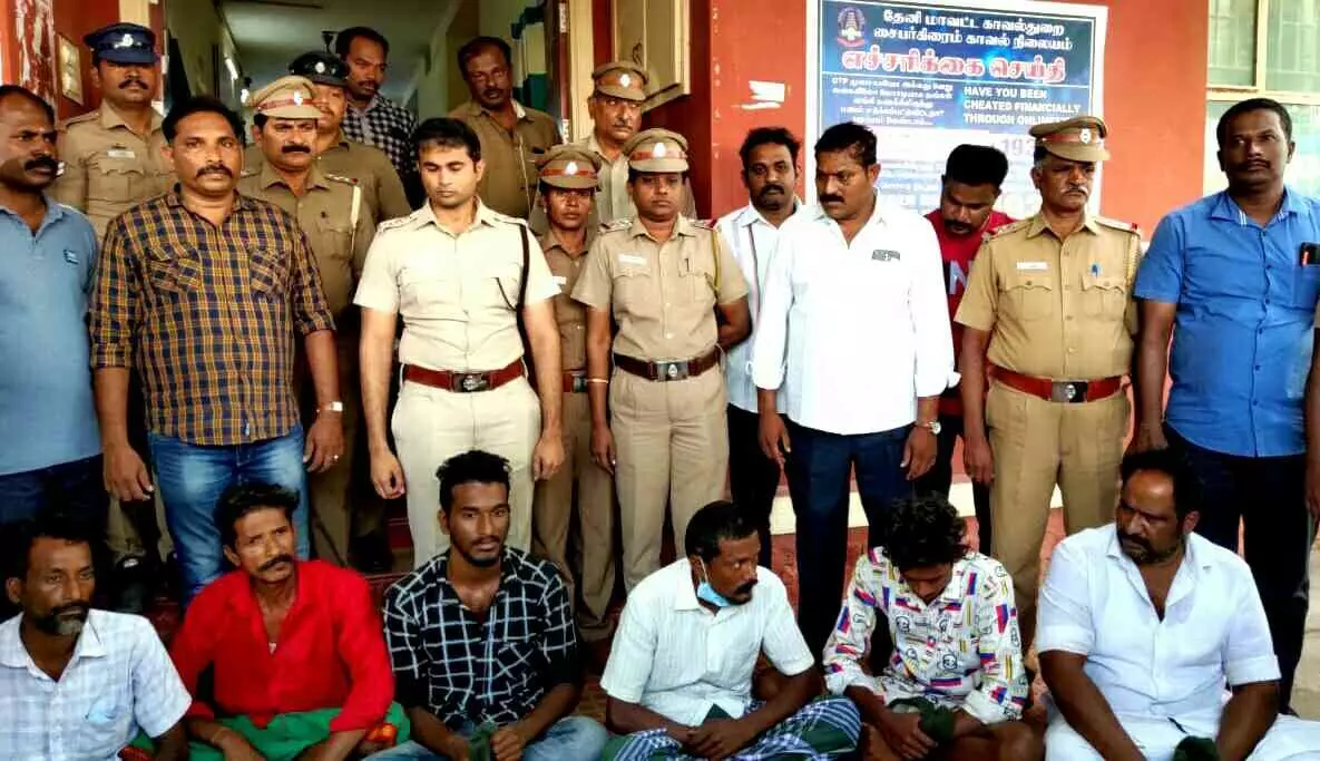 തേനിയിൽ പട്ടാപ്പകൽ നടന്ന കൊലപാതകത്തിന് കാരണം ചെങ്കൽച്ചൂളയുമായി ബന്ധപ്പെട്ട തർക്കം; ആറ് പേർ അറസ്റ്റിൽ തേനിയിൽ പട്ടാപ്പകൽ നടന്ന കൊലപാതകത്തിന് കാരണം ചെങ്കൽച്ചൂളയുമായി ബന്ധപ്പെട്ട തർക്കം; ആറ് പേർ അറസ്റ്റിൽ