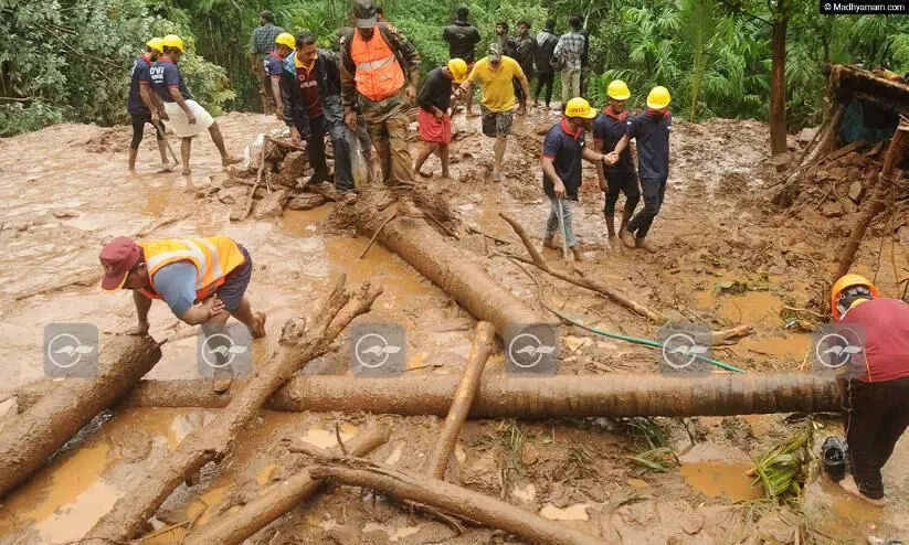 മഴ കനക്കുന്നു: ആറു മരണം കൂടി, നാലുപേരെ കാണാതായി മഴ കനക്കുന്നു: ആറു മരണം കൂടി, നാലുപേരെ കാണാതായി