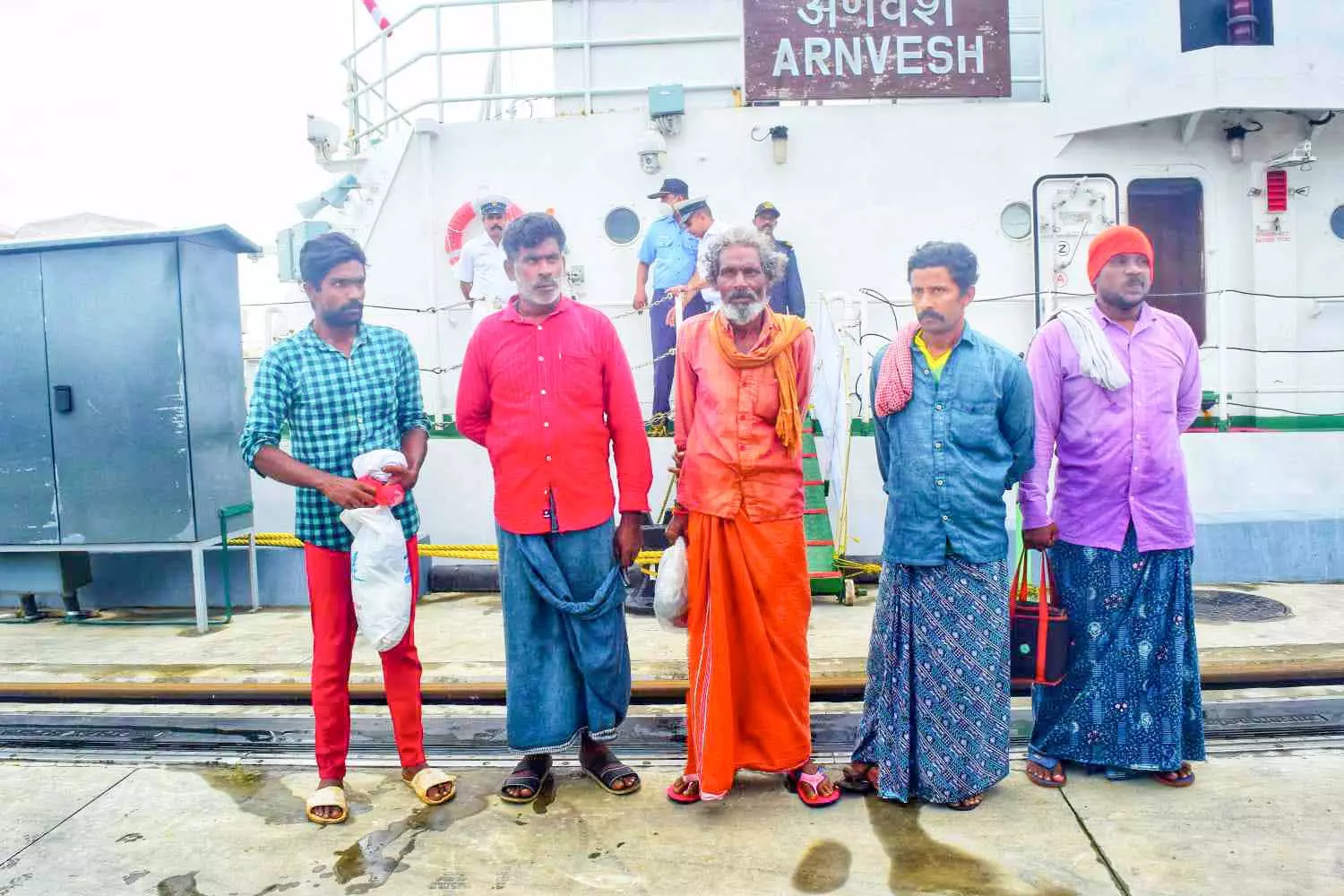 എൻജിൻ തകരാർ; ബോട്ടിലെ തൊഴിലാളികളെ കരക്കെത്തിച്ചു എൻജിൻ തകരാർ; ബോട്ടിലെ തൊഴിലാളികളെ കരക്കെത്തിച്ചു