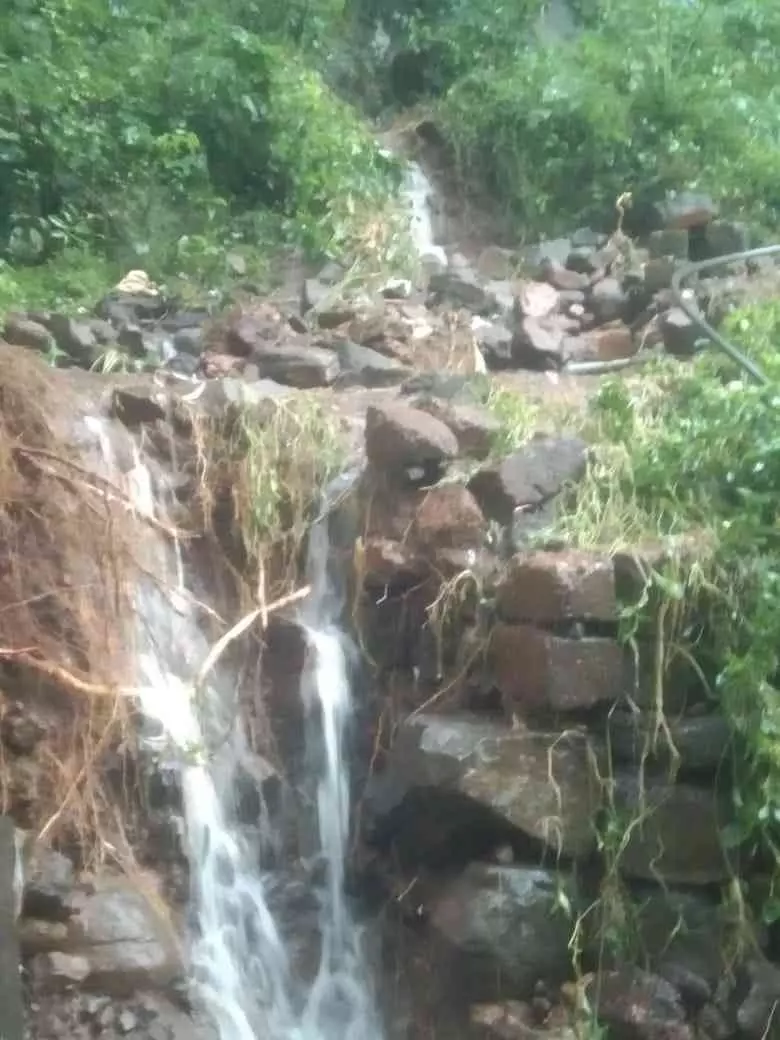 അർധരാത്രി മലവെള്ളപ്പാച്ചിൽ; പരിയാപുരത്ത് ലക്ഷങ്ങളുടെ നാശനഷ്ടം അർധരാത്രി മലവെള്ളപ്പാച്ചിൽ; പരിയാപുരത്ത് ലക്ഷങ്ങളുടെ നാശനഷ്ടം