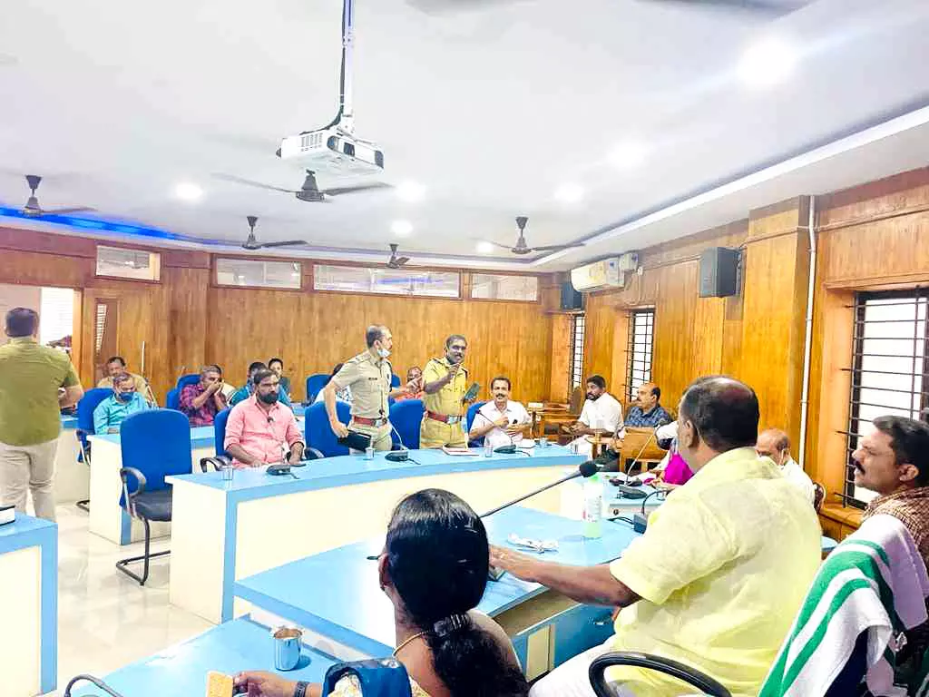 മരട് നഗരസഭയിൽ അടിയന്തര മുൻകരുതൽ യോഗം മരട് നഗരസഭയിൽ അടിയന്തര മുൻകരുതൽ യോഗം