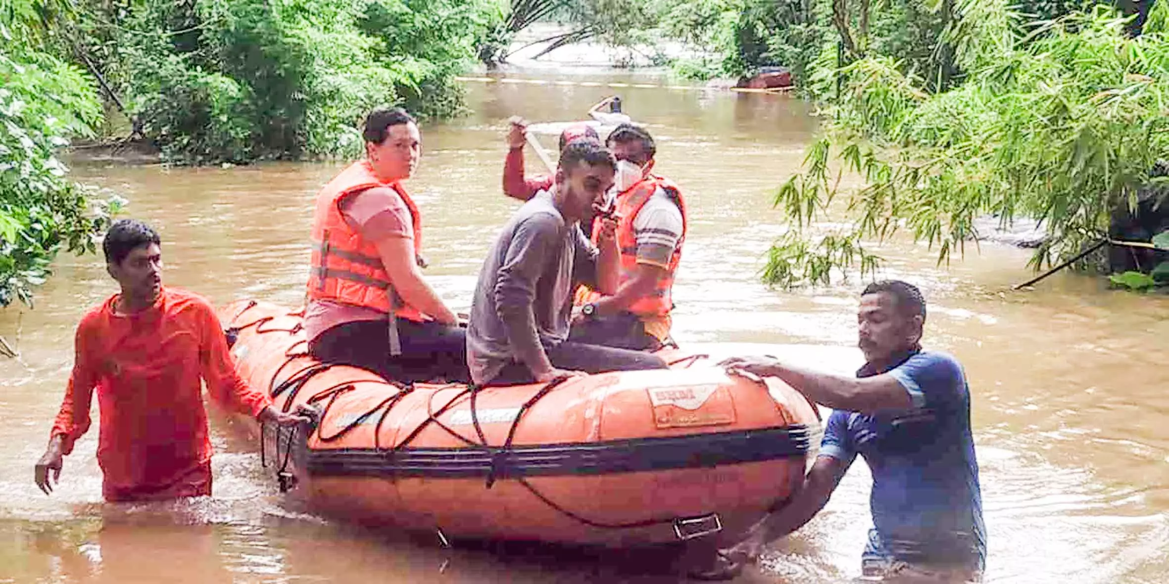 റിസോര്ട്ടില് കുടുങ്ങിയവരെ രക്ഷപ്പെടുത്തി റിസോര്ട്ടില് കുടുങ്ങിയവരെ രക്ഷപ്പെടുത്തി