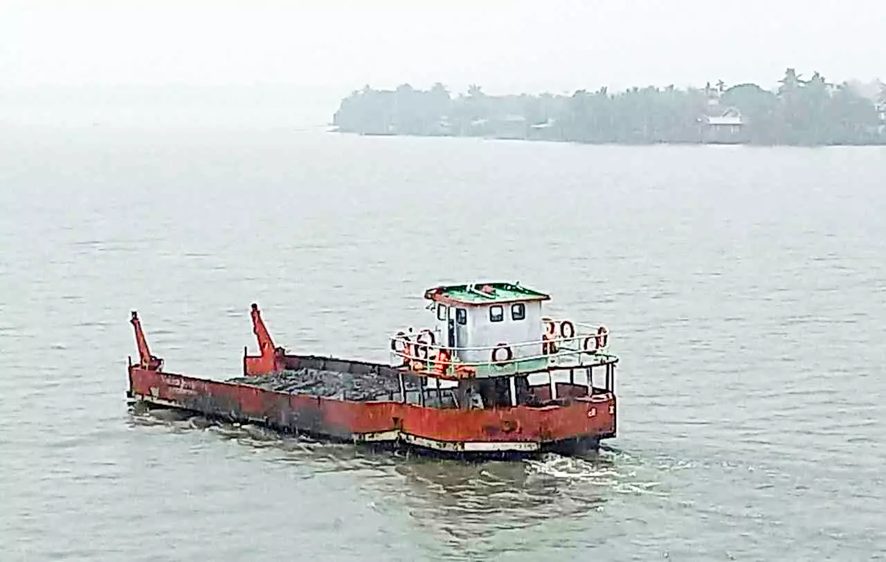 കായലിലെ ചളിയുമായി ഇടക്കൊച്ചിയിൽ വീണ്ടും ബാർജെത്തി കായലിലെ ചളിയുമായി ഇടക്കൊച്ചിയിൽ വീണ്ടും ബാർജെത്തി