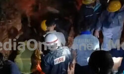 വീടിന് മുകളിലേക്ക് മണ്ണിടിഞ്ഞ് രണ്ട് കുട്ടികൾ മരിച്ചു വീടിന് മുകളിലേക്ക് മണ്ണിടിഞ്ഞ് രണ്ട് കുട്ടികൾ മരിച്ചു