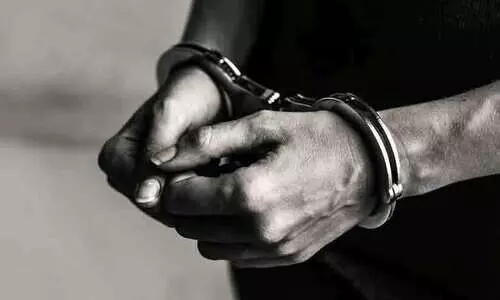 റെയിൽവേ കൈക്കൂലി റാക്കറ്റ്: ഉദ്യോഗസ്ഥർ അറസ്റ്റിൽ