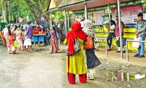 ഇരിക്കാനാവില്ല; ഇത് ബസ് കാത്തുനിൽപ് കേന്ദ്രങ്ങൾ