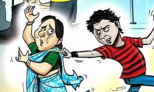 ബൈക്കിലെത്തിയ സംഘം വീട്ടമ്മയുടെ സ്വർണമാല കവർന്നു