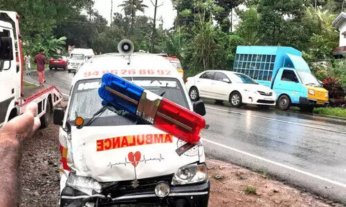 ആംബുലന്‍സില്‍ പിക്അപ് വാനിടിച്ചു