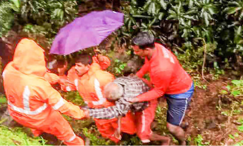 വീട്ടിൽ കുടുങ്ങിയ വയോധികനെ രക്ഷപ്പെടുത്തി