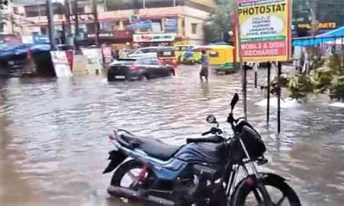 ക​ന​ത്ത മ​ഴ: നാ​ട് വെ​ള്ള​ത്തി​ൽ