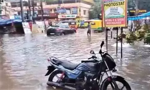 ക​ന​ത്ത മ​ഴ: നാ​ട് വെ​ള്ള​ത്തി​ൽ