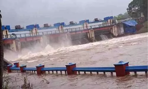 തോ​രാ​മ​ഴ​യി​ല്‍ വി​റ​ങ്ങ​ലി​ച്ച് ജി​ല്ല