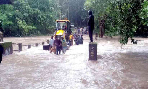 ദുരിതം പെയ്തിറങ്ങുന്നു ദുരിതം പെയ്തിറങ്ങുന്നു